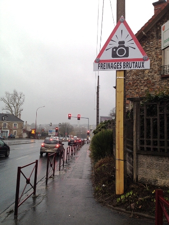 On nous avait dit qu&rsquo;ils protégeaient les carrefours… Ils provoquent des accidents&nbsp;: stop aux radars de feu rouge !